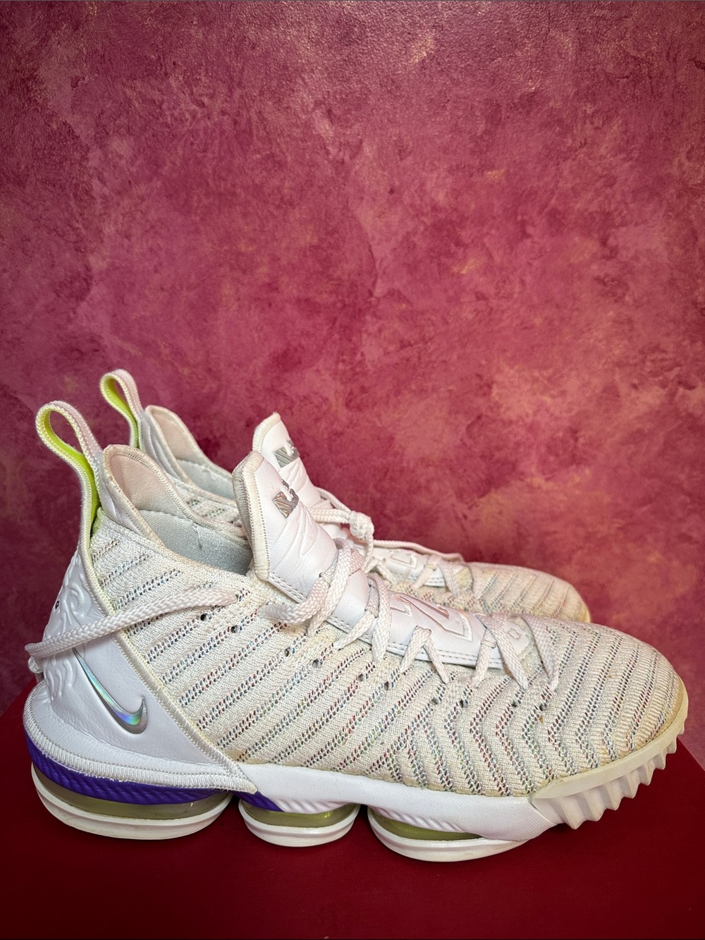 Men’s Teen Nike White Knit Athletic Sneakers  23 , size US 9.5